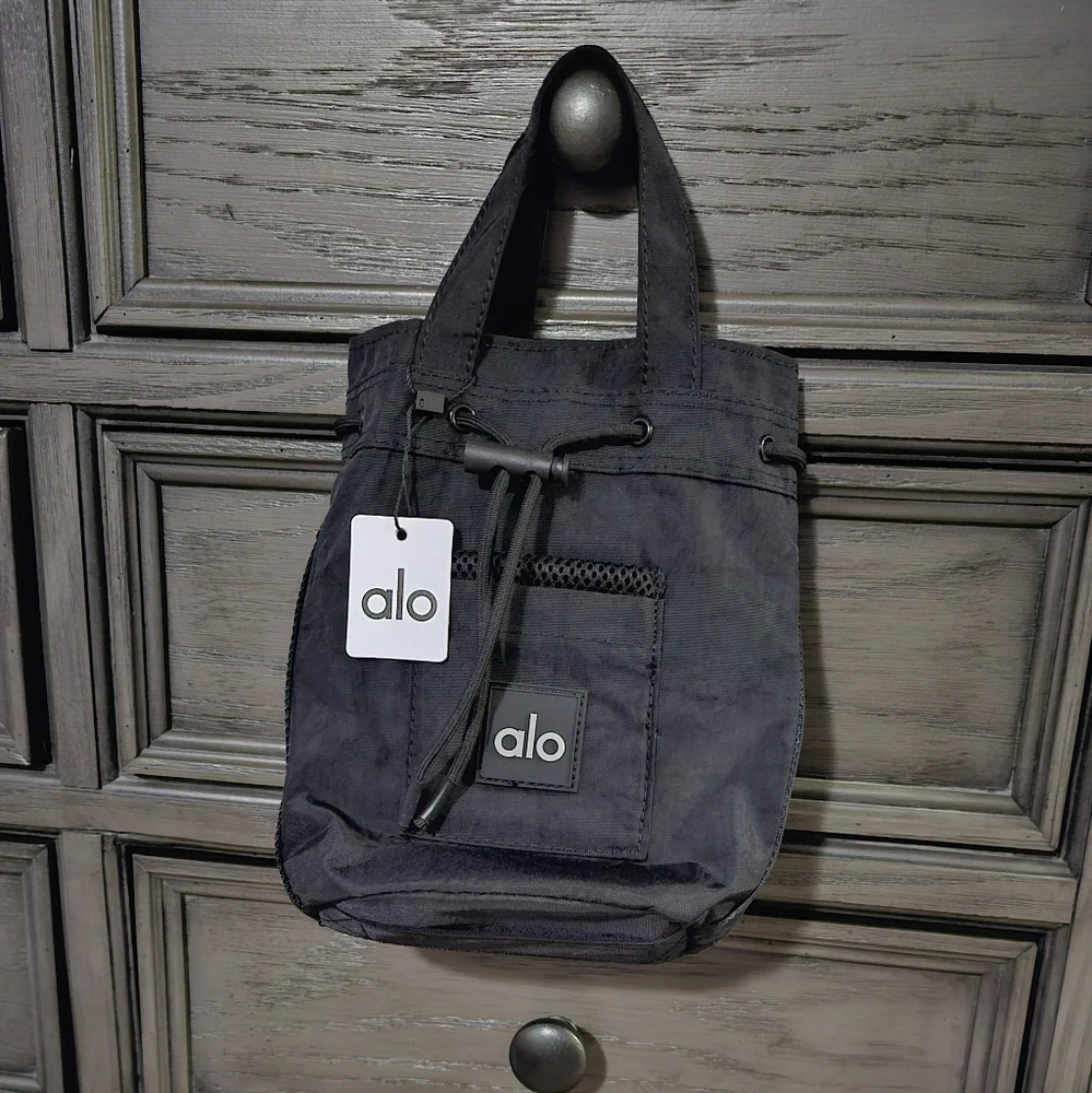 ALO Yoga Crossbody - Picture 4 of 15